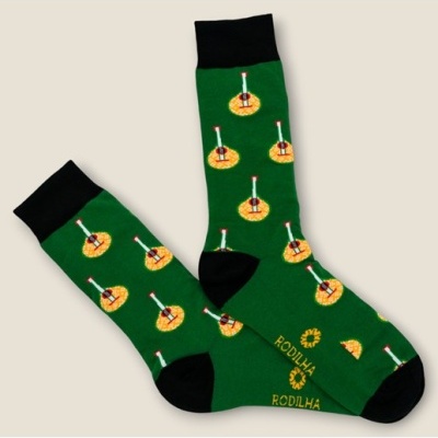 Meias verdes com padrão de pizzas e texto RODILHA em amarelo