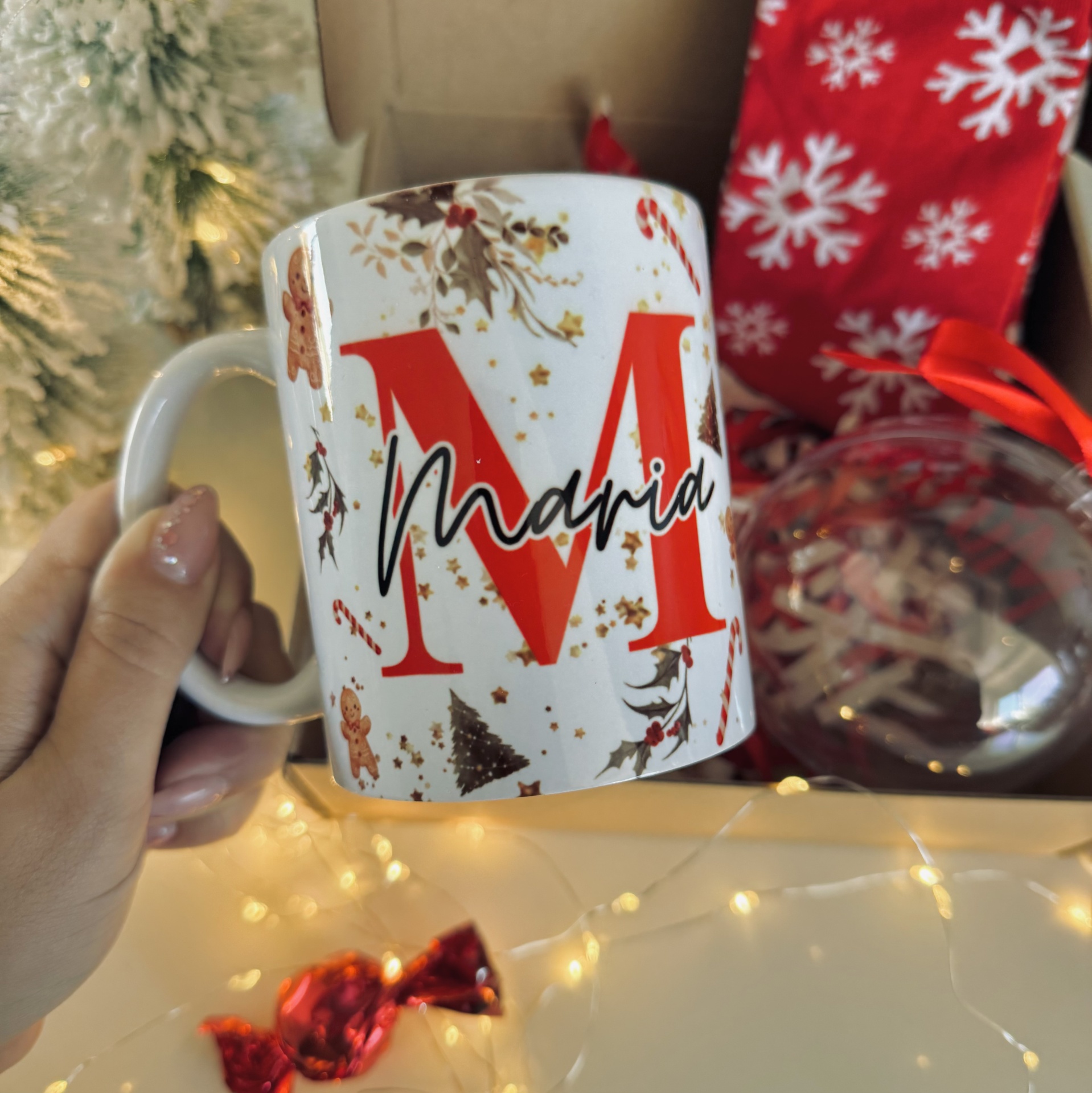 Box Caneca Xmas Caneca branca decorada com motivos natalícios e nome Maria em destaque