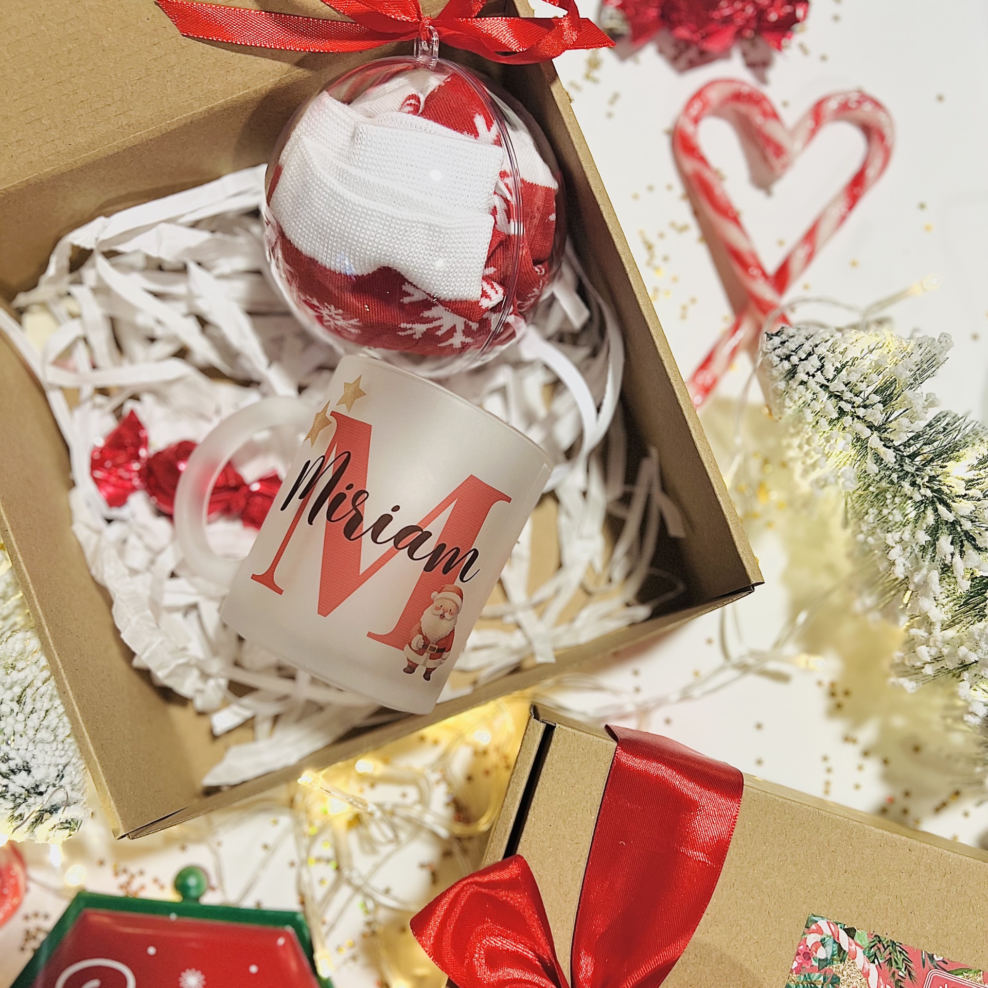 Box Caneca Inicial Natal Caixa de presente com caneca personalizada e bola de Natal vermelha com laço