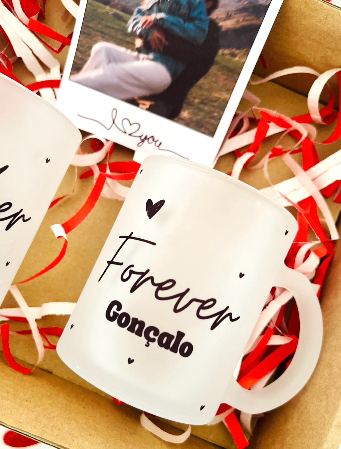 Box Canecas Together Forever Caneca branca personalizada com 'Forever Gonçalo' e corações, em caixa com decoração vermelha e branca e fotografia