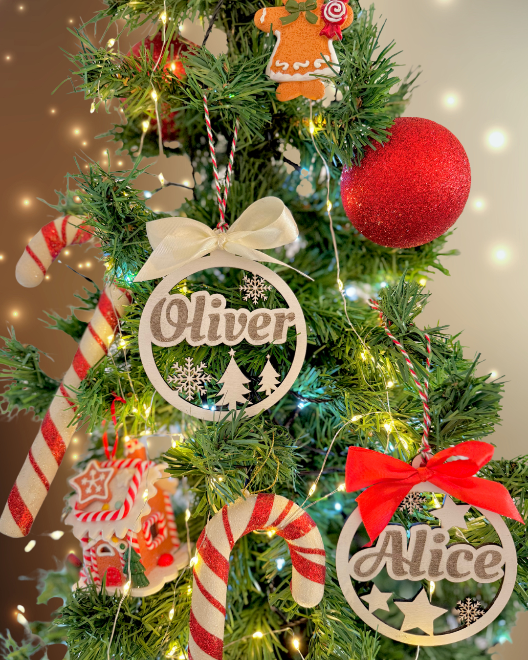 Bola de Natal com nome Decoração de árvore de Natal com ornamentos personalizados, bolas vermelhas e luzes