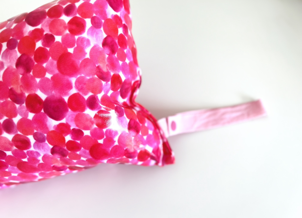 Almofada Dots Almofada com padrão de bolinhas rosa e alça rosa clara sobre fundo branco