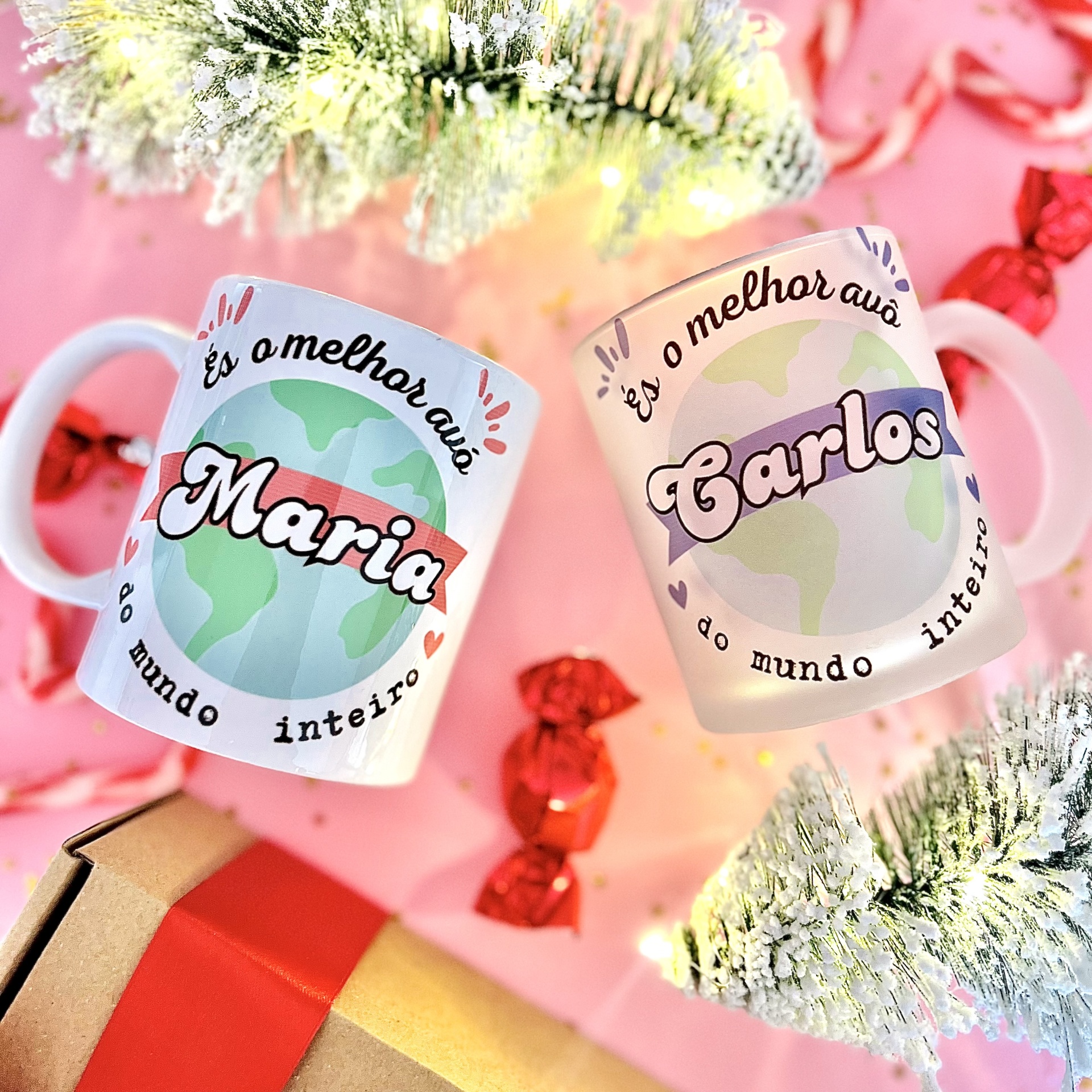 Box Caneca Mundo Duas canecas brancas personalizadas com nomes e mensagem para avós, decoradas com tema natalício.