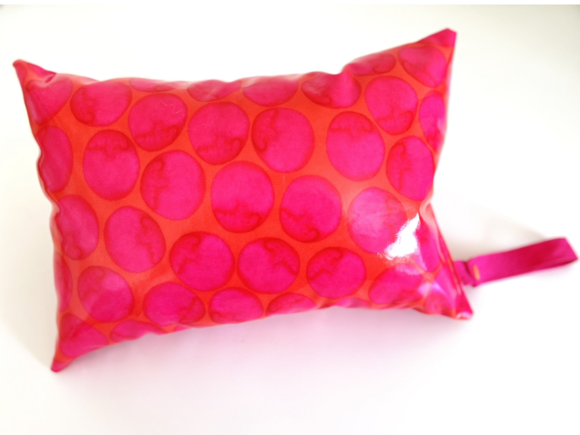 Almofada Bolas Travesseiro rosa com padrão de círculos e alça lateral