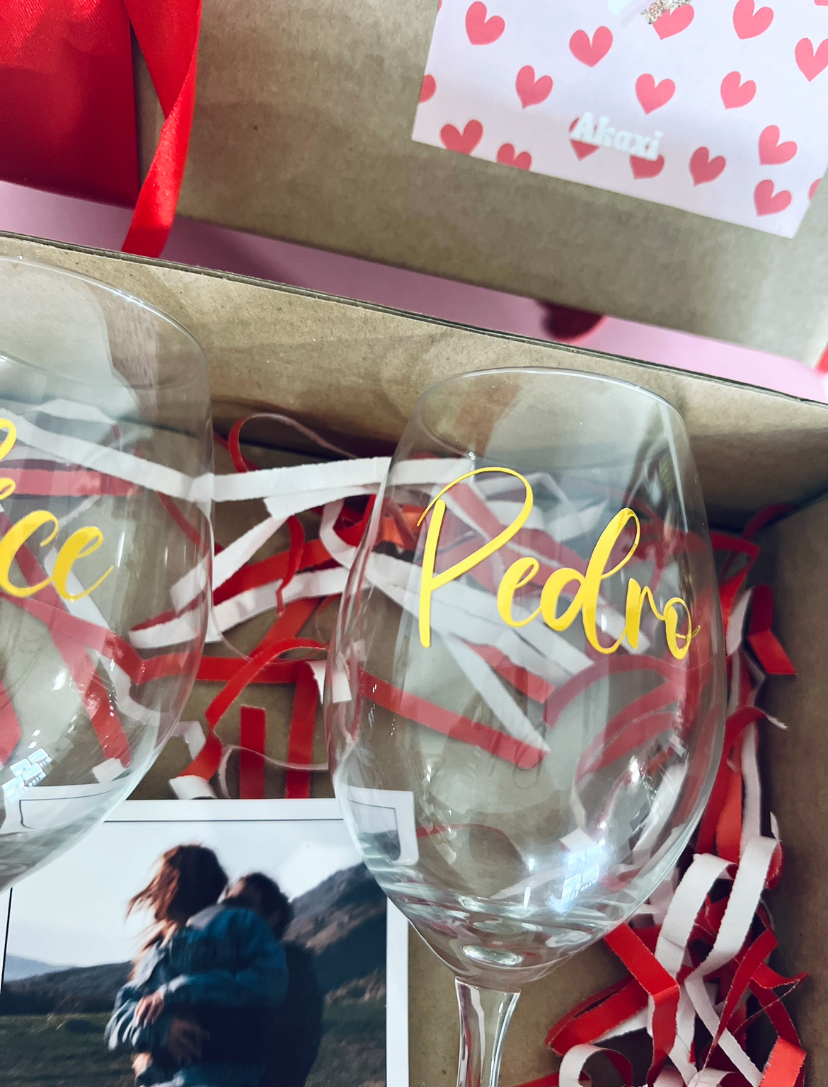 Box Copos de Vinho copo de vidro para vinho com nome 'Pedro' em caixa de presente com decoração vermelha e branca