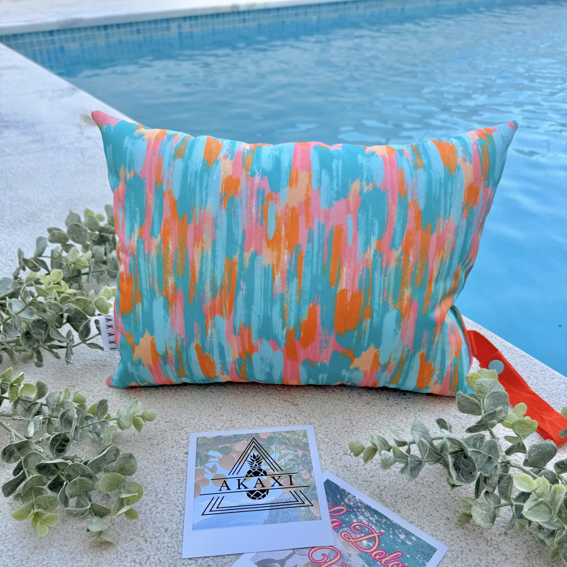 Almofada Color Almofada colorida com padrão abstrato azul rosa laranja junto a piscina e postais