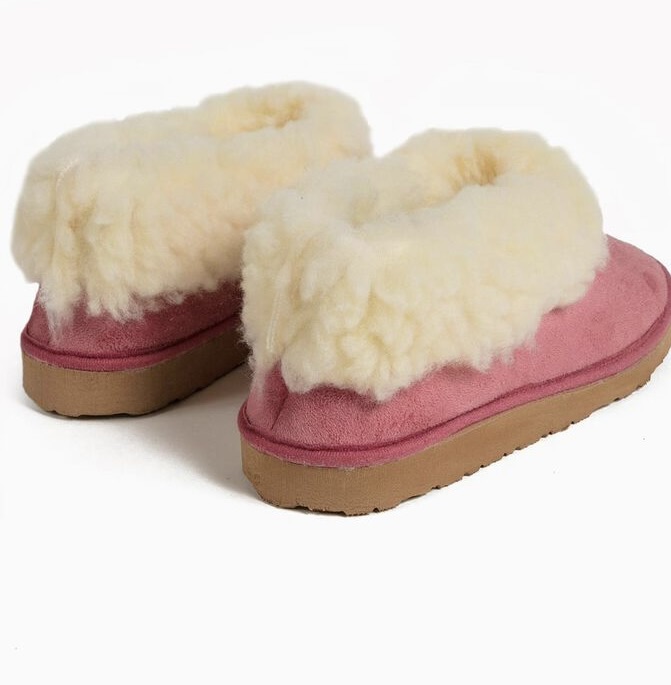 Pantufas com pelo - Inicial + Nome Chinelos cor-de-rosa com pele de lã branca e sola castanha