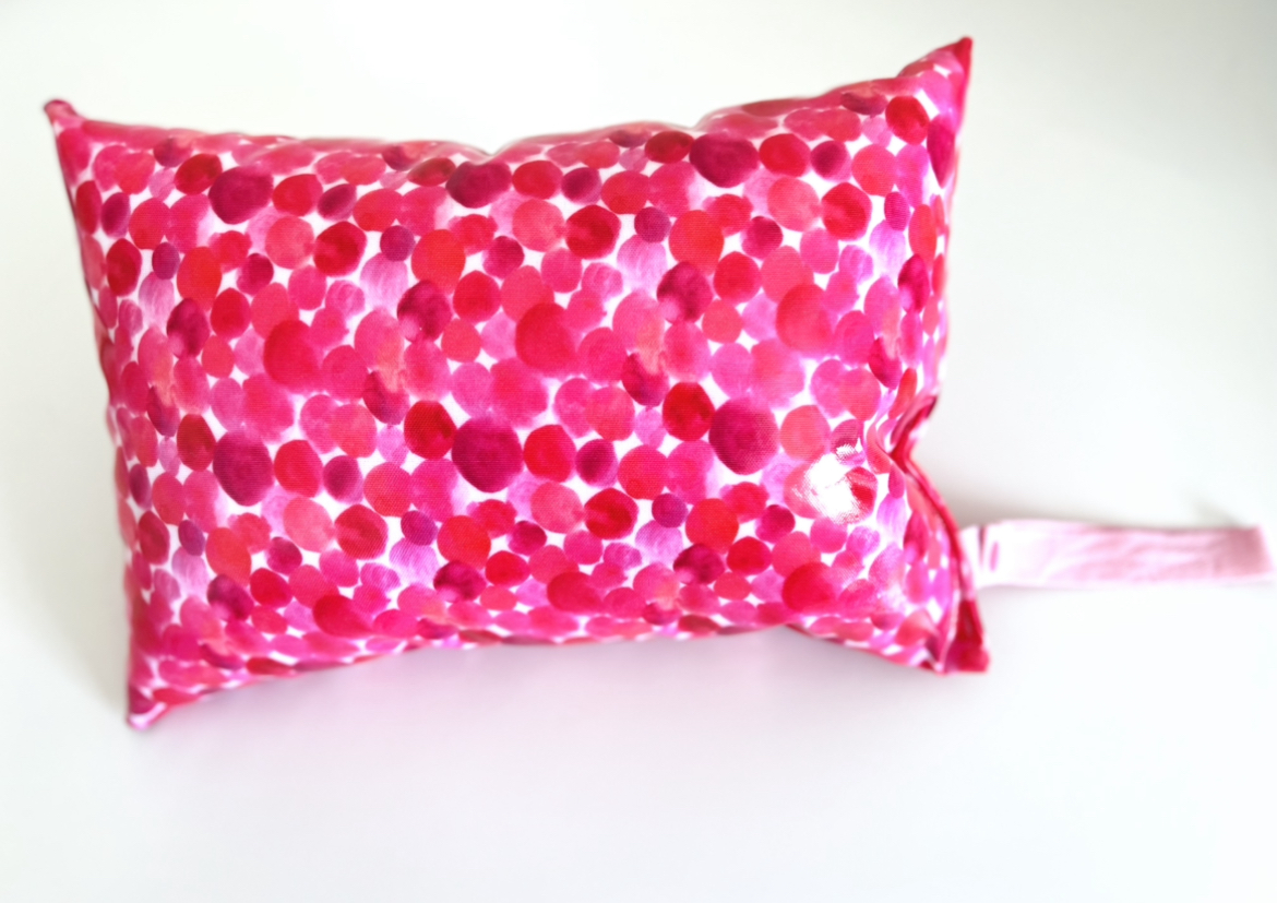 Almofada Dots Almofada retangular rosa com padrão de bolinhas e alça