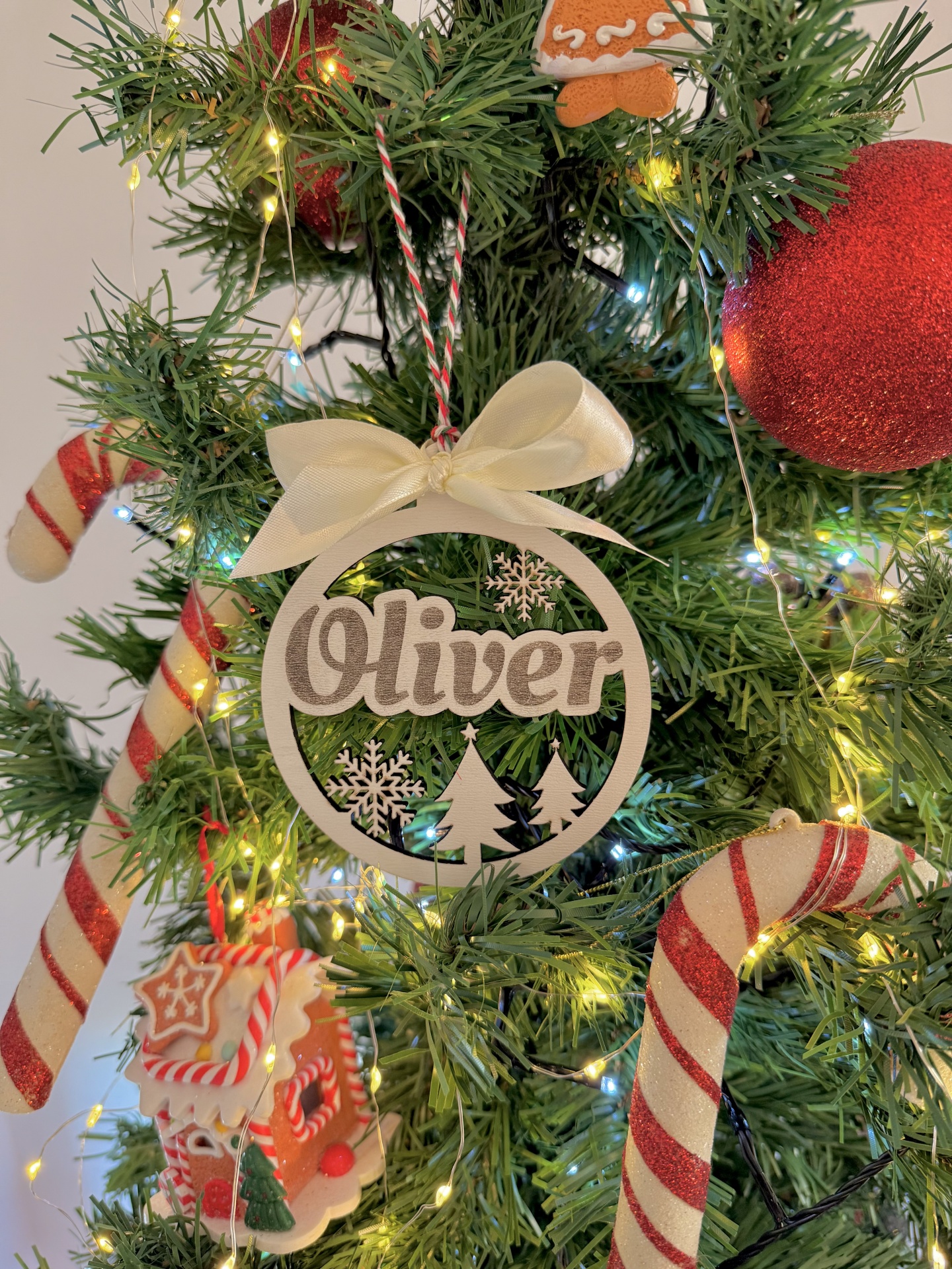 Bola de Natal com nome Decoração de Natal em árvore com pendente com nome 'Oliver' em madeira e outras decorações típicas