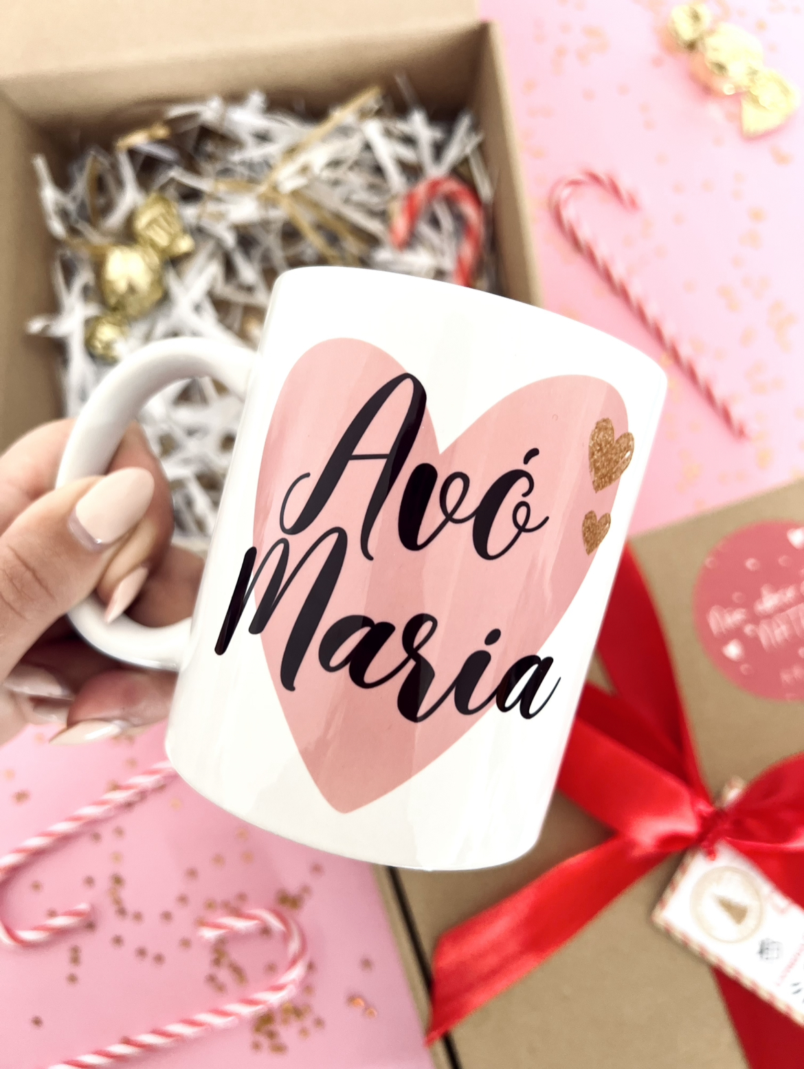 Box Caneca Coração Caneca branca com coração rosa e texto Avó Maria