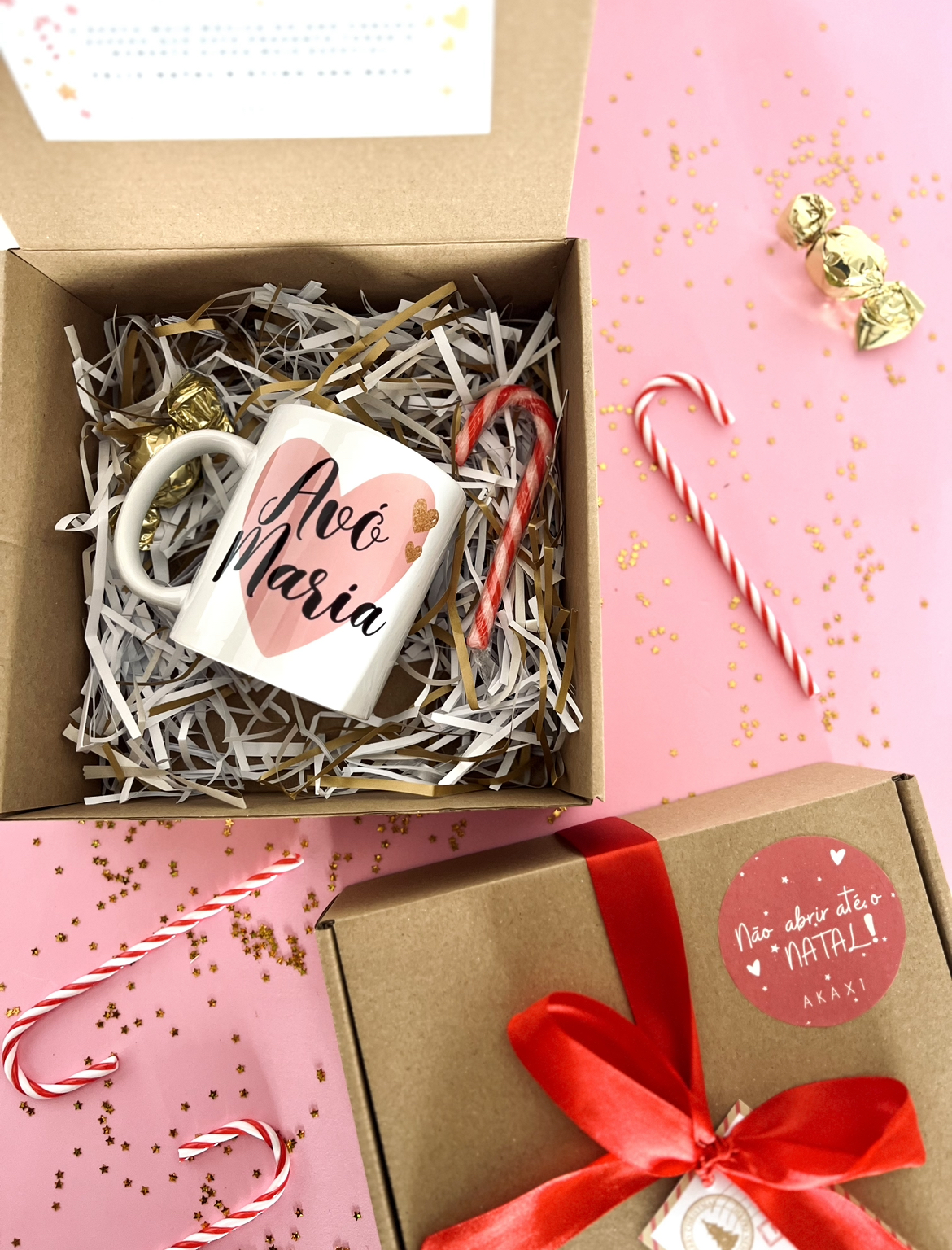 Box Caneca Coração Caneca Avó Maria numa caixa de cartão com decoração de Natal