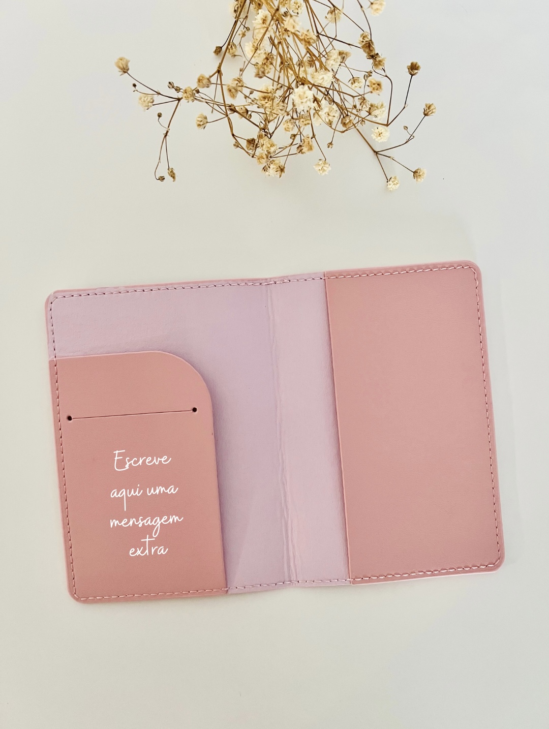 Capa de Passaporte Carteira rosa com mensagem impressa e flores secas ao fundo