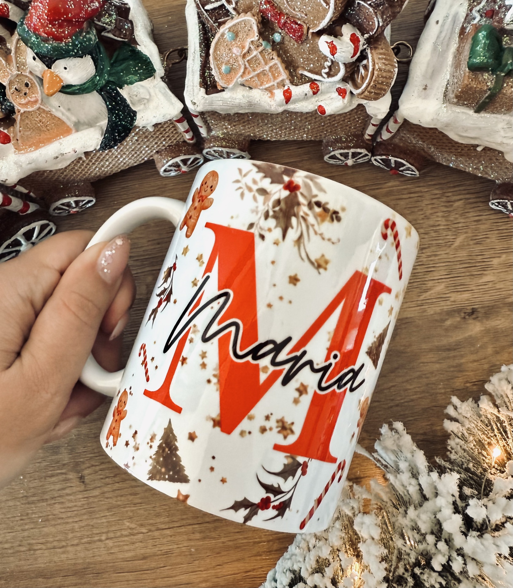 Caneca Xmas Caneca de cerâmica branca com decoração natalícia e o nome Maria em destaque.