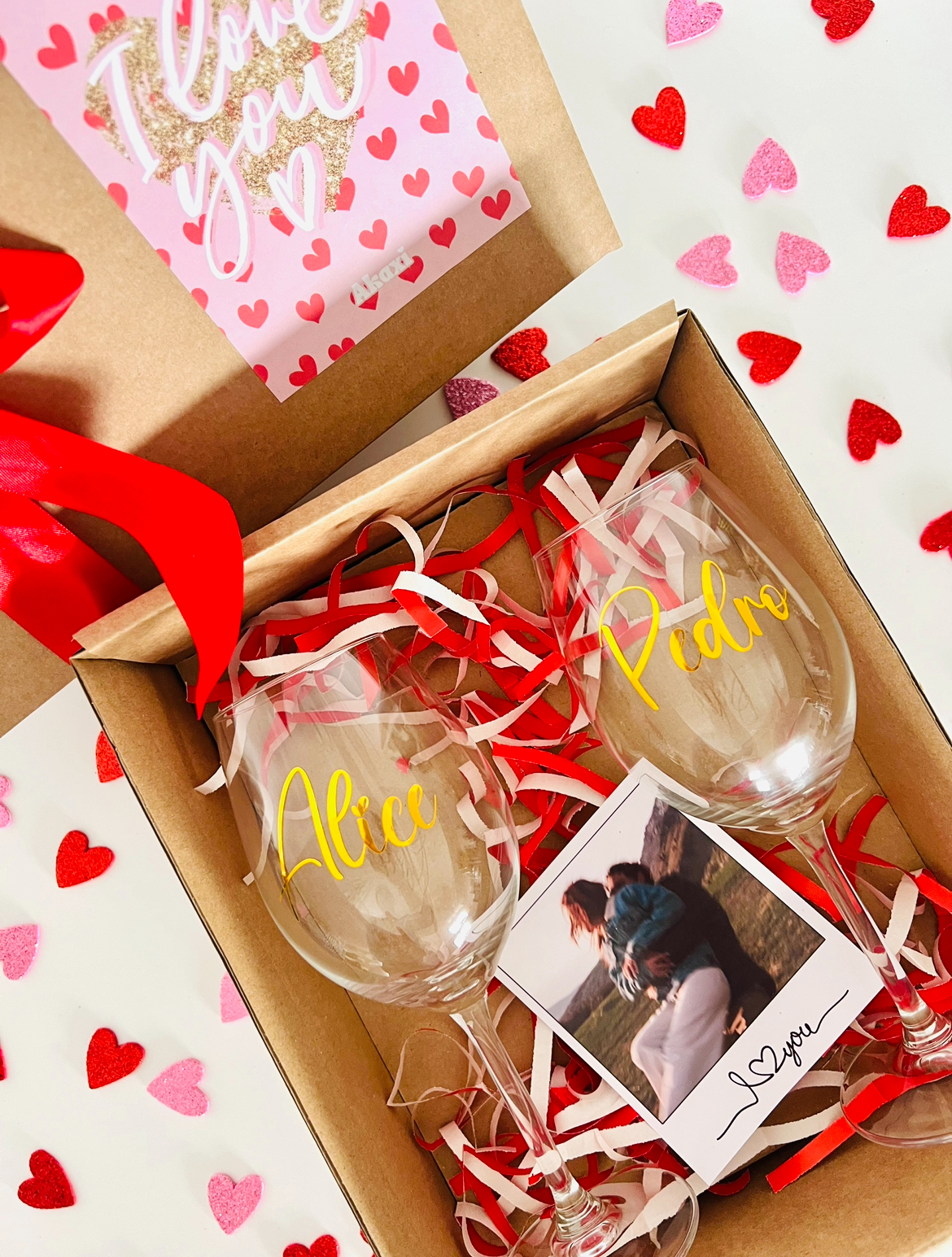 Box Copos de Vinho Dois copos personalizados em caixa de presente com fitas e cartão 'I love you'