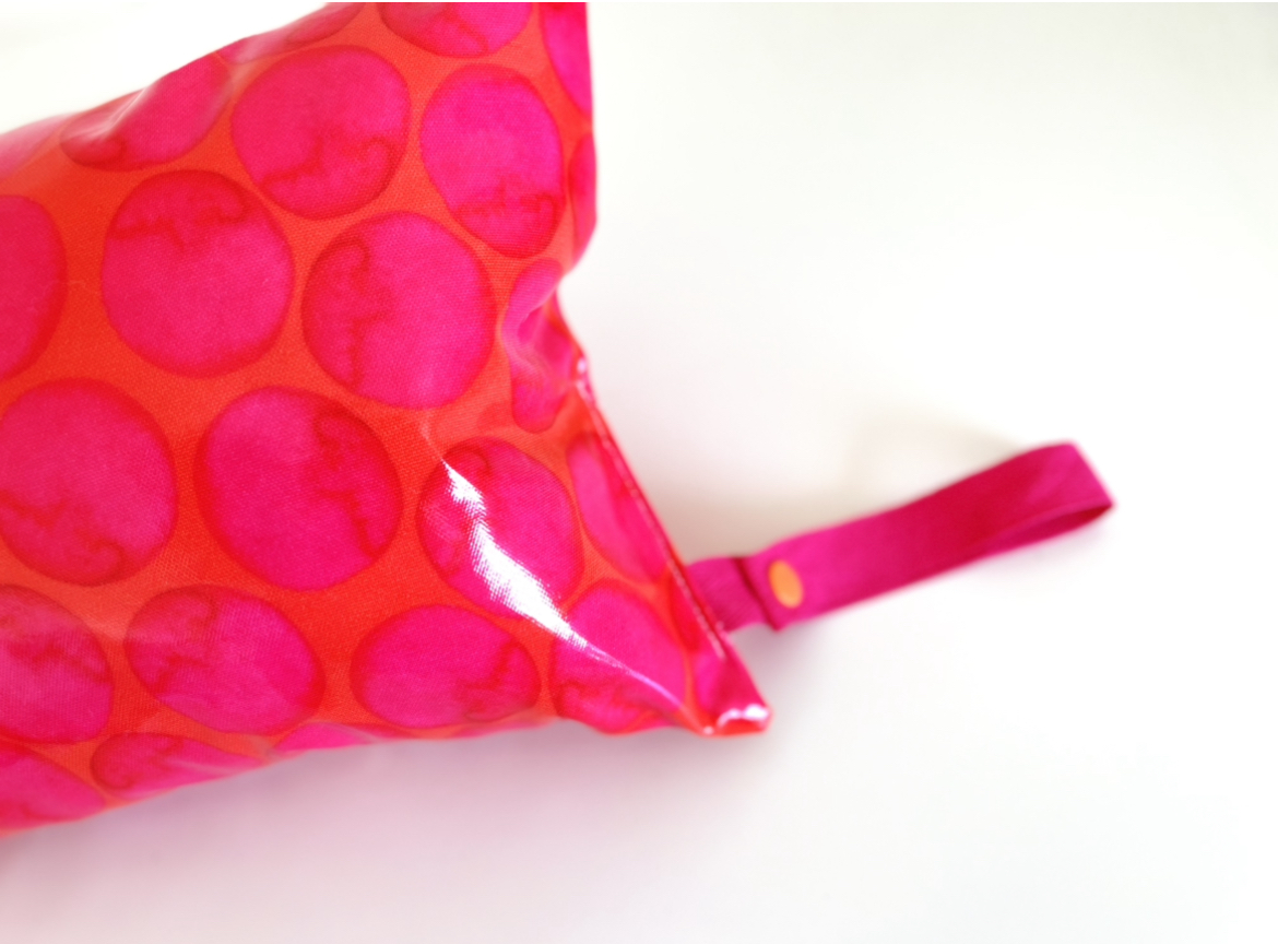 Almofada Bolas Bolsa ou saco plástico vermelho com círculos cor-de-rosa e alça cor-de-rosa