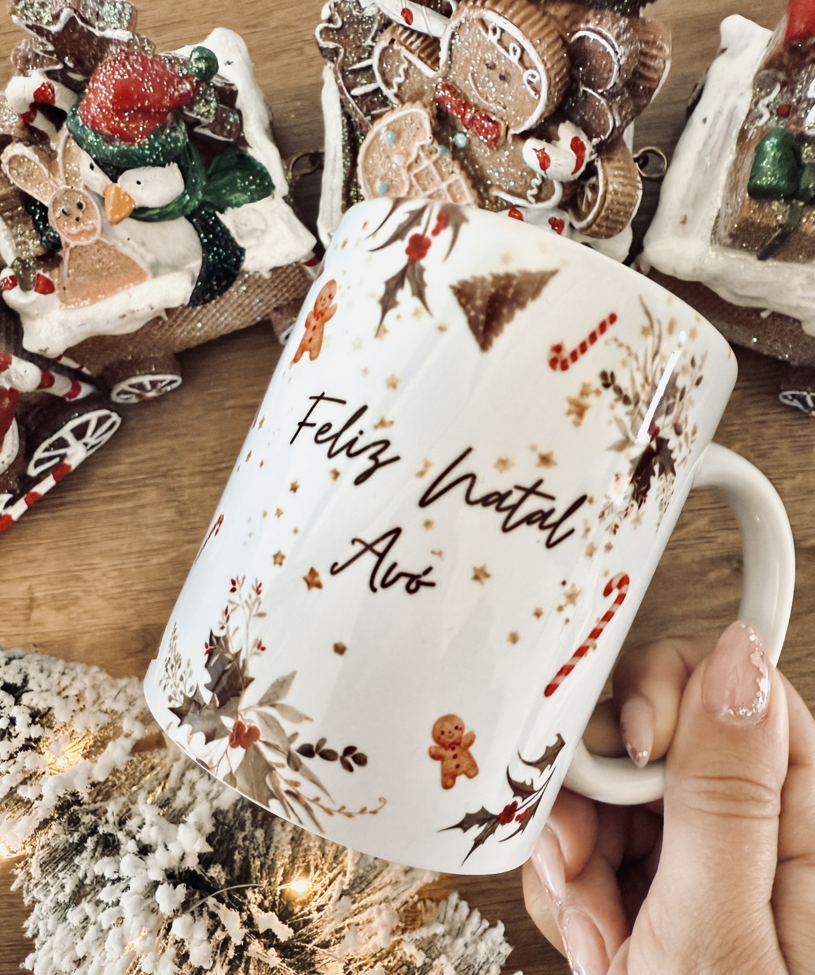 Caneca Xmas Caneca natalícia com texto Feliz Natal Avó e decoração de Natal com decoração de inverno ao fundo