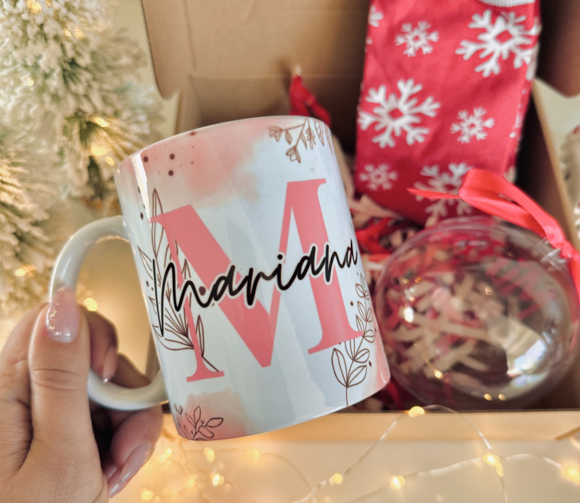 Box Caneca Flowers Caneca personalizada com o nome Mariana em caixa de presente com decoração natalícia