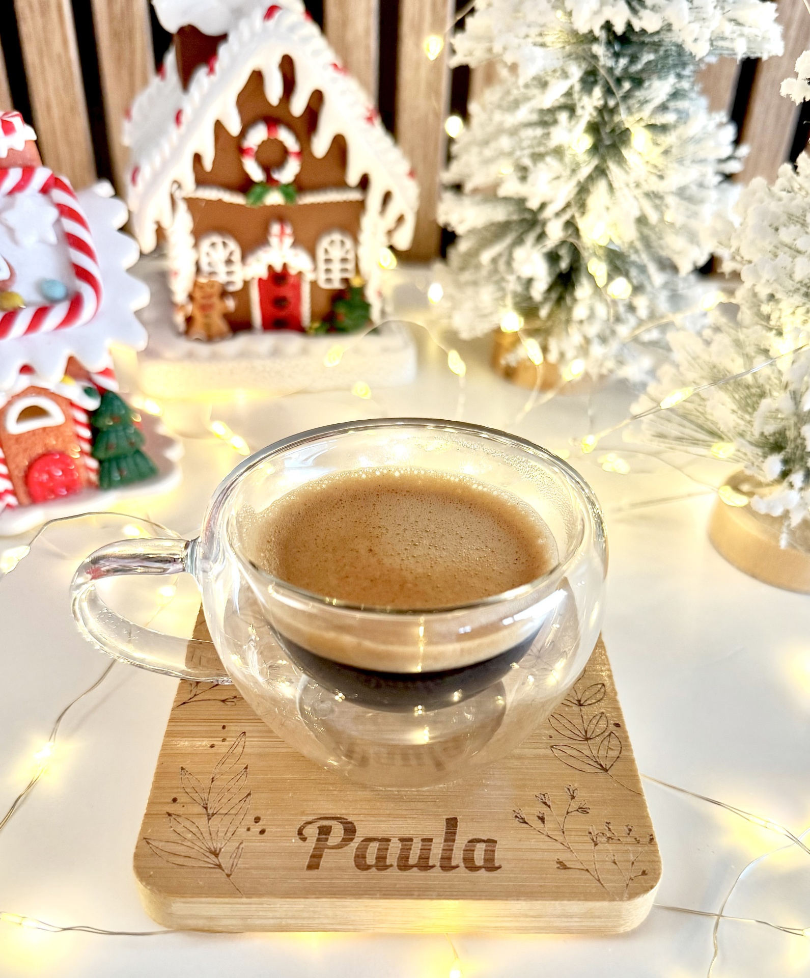 Chávena de Café Chávena de vidro duplo com café e base de madeira gravada com o nome Paula, numa decoração natalícia