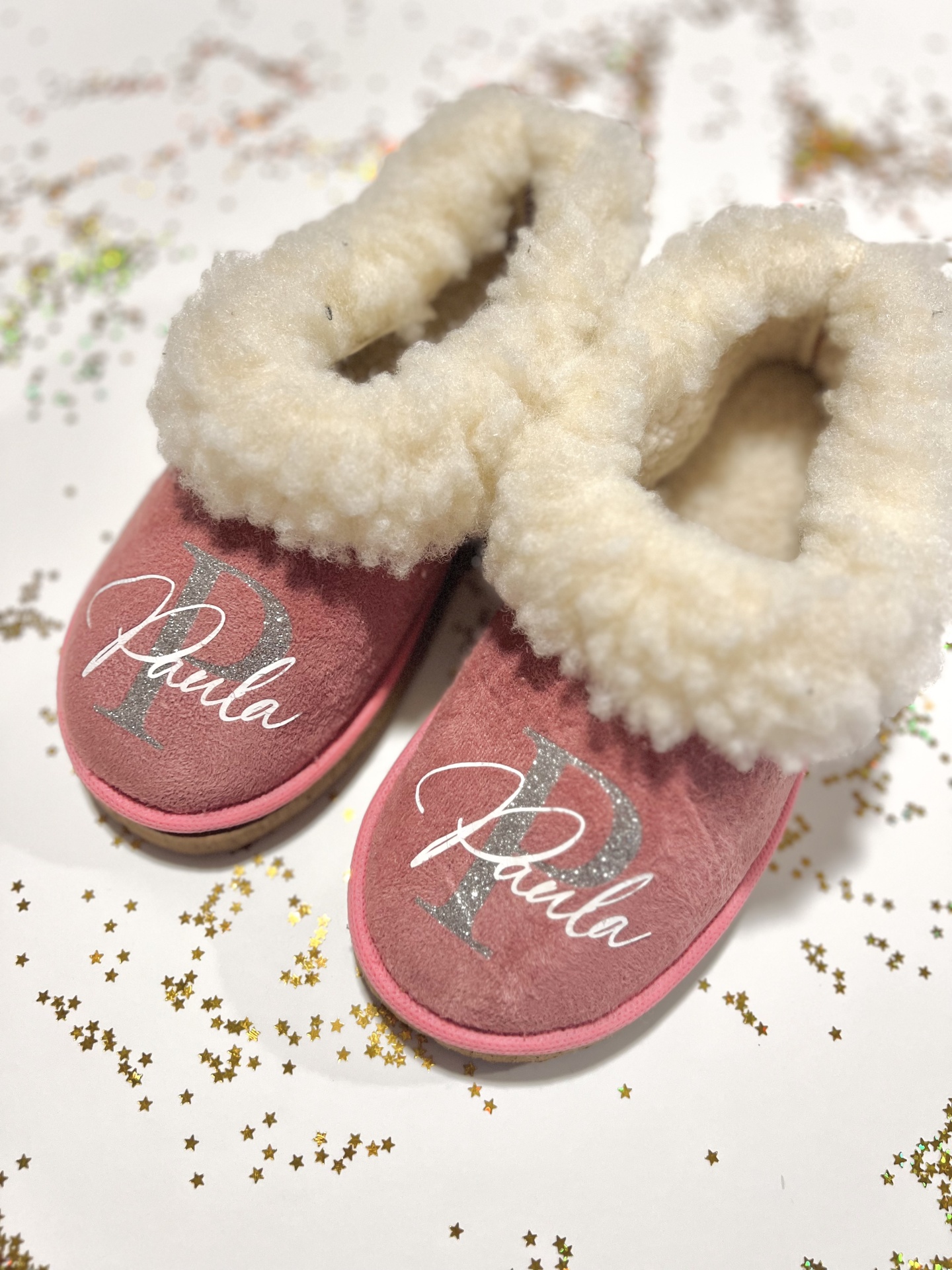 Pantufas com pelo - Inicial + Nome Chinelos rosados de pelúcia com forro branco e a palavra Paula impressa