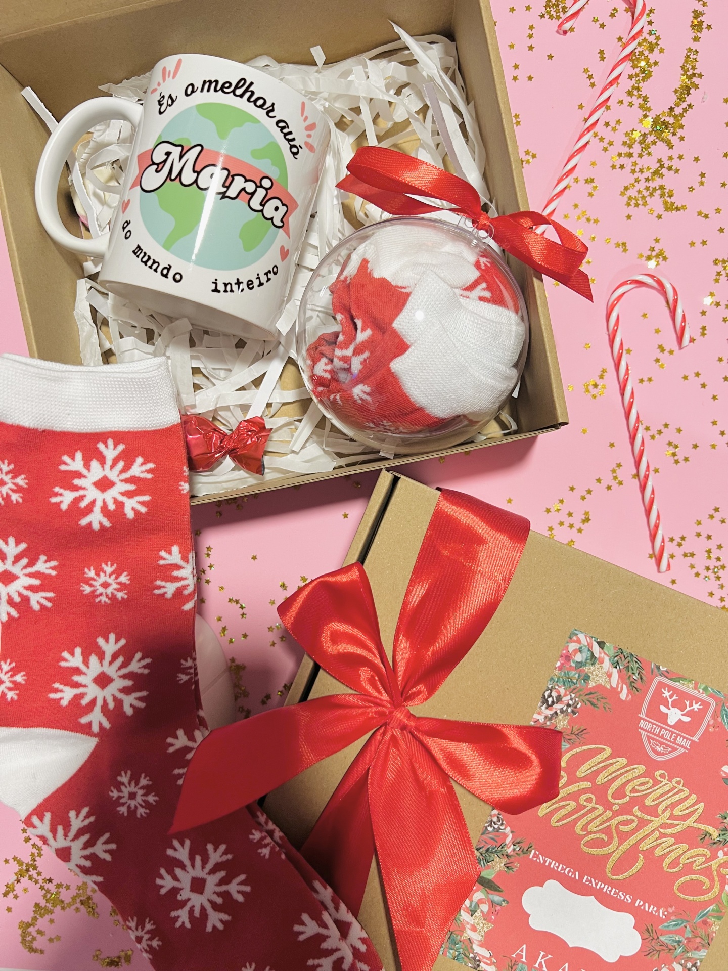 Box Caneca Mundo Presente de Natal com caneca personalizada, bola decorativa, meias vermelhas com flocos de neve e caixa de presente com laço vermelho