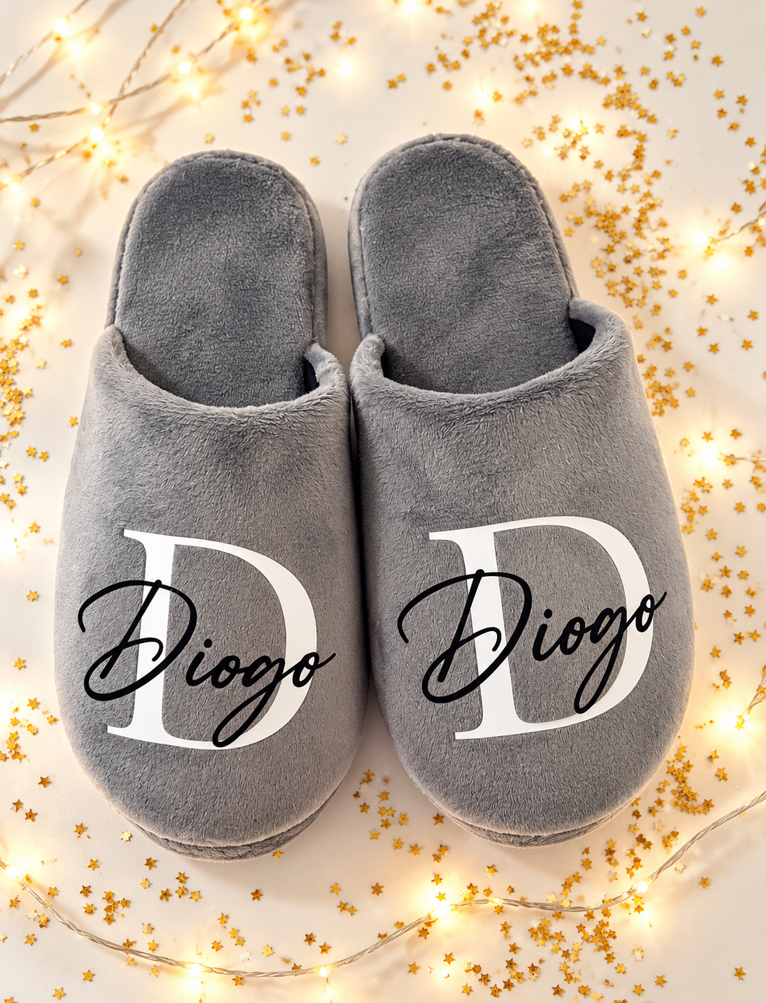 Pantufas Cinza Chinelos cinzentos felpudos com nome Diogo rodeados de estrelas douradas e luzes