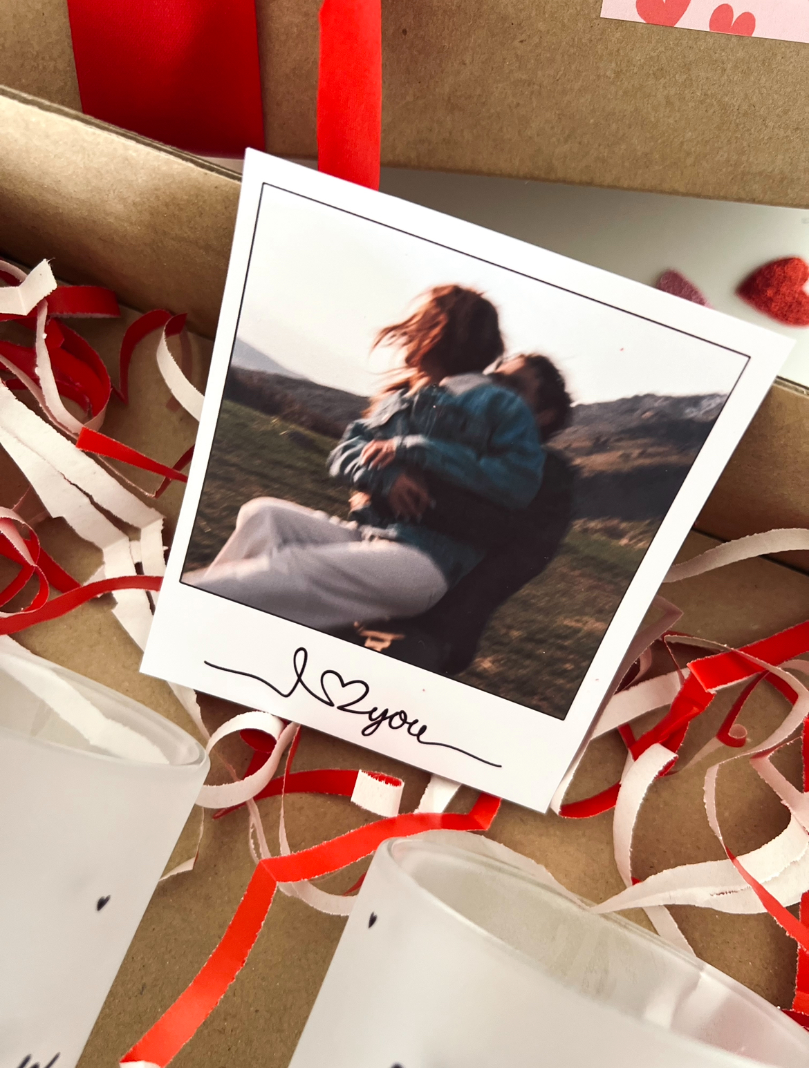 Box Canecas Together Forever Fotografia polaroid de casal com fita vermelha e copos de vidro em fundo castanho