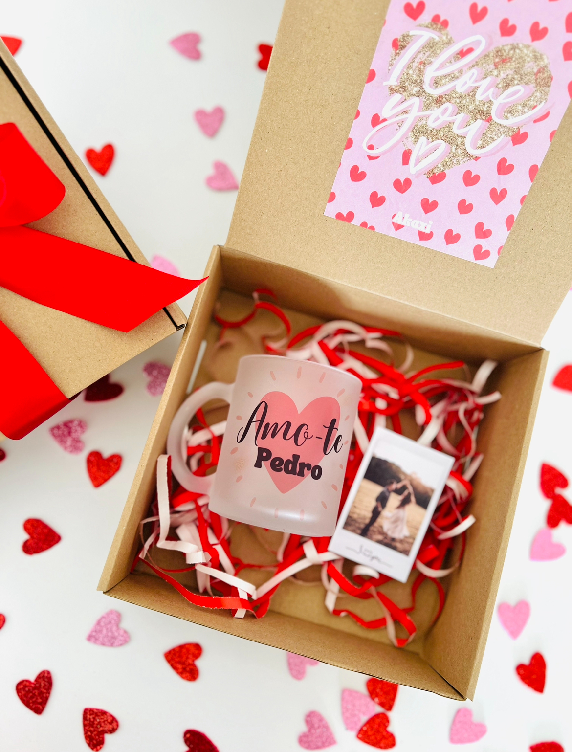 Box Caneca Amo-te Caixa de presente com caneca rosa e mini fotografia decorada com corações