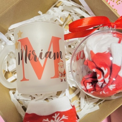 Conjunto de presente com caneca personalizada e meias vermelhas com flocos de neve em caixa