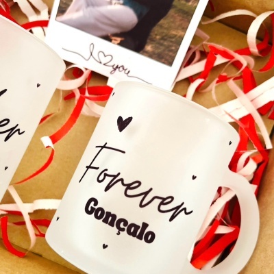 Caneca branca personalizada com 'Forever Gonçalo' e corações, em caixa com decoração vermelha e branca e fotografia