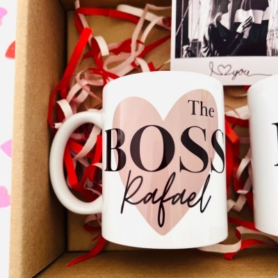 Caneca branca com texto The BOSS Rafael dentro de caixa de cartão