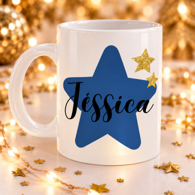 Caneca branca com estrela azul, estrelas douradas e o nome Jéssica num ambiente decorado com luzes e estrelas