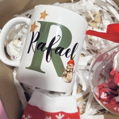 Caneca personalizada com nome Rafael e acessórios de Natal em caixa de presente