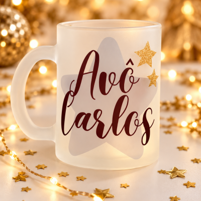 Caneca com texto Avô Carlos e estrelas douradas em fundo iluminado