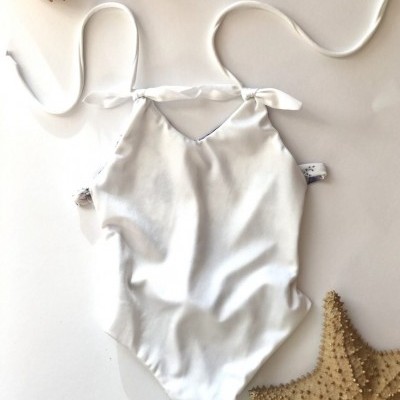 Fato de banho branco com tiras para amarrar e estrela-do-mar decorativa
