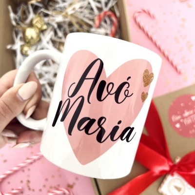 Caneca branca com coração rosa e texto Avó Maria