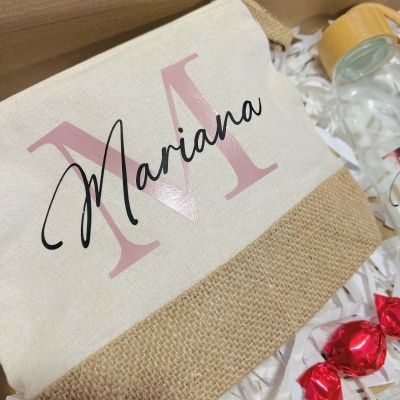 Bolsa tecido cru personalizada com nome Mariana, base em juta, dentro de caixa com doces e frasco