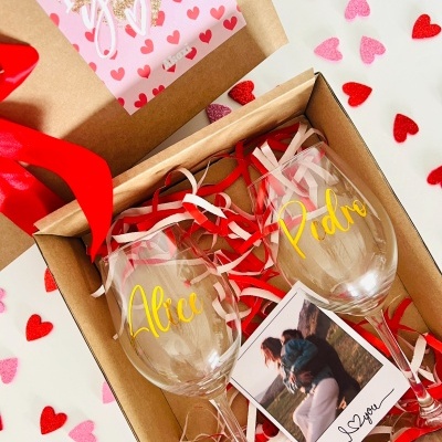 Dois copos personalizados em caixa de presente com fitas e cartão 'I love you'
