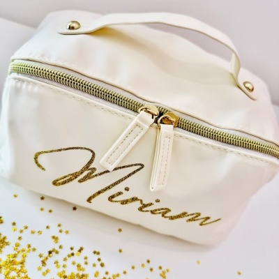 Necessaire branca com fecho dourado e nome Miriam em dourado brilhante