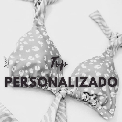 Top de bikini cinza com padrão branco e tiras listradas