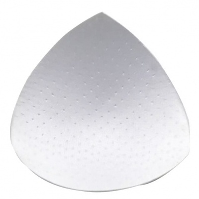 Almofada triangular branca com textura perfurada