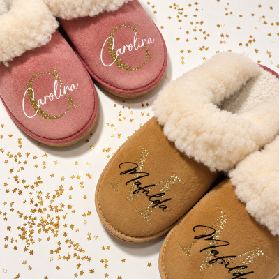 Chinelos rosa e castanho com nomes personalizados Carolina e Matilda com interior peludo em fundo branco com confetes dourados.