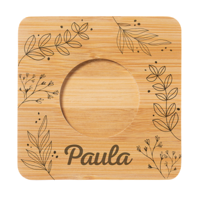 Plateau de madeira com entalhe circular, decoração de folhas pretas e nome Paula
