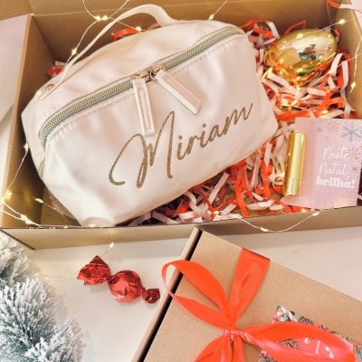 Caixa de presente com nécessaire branca personalizada, decoração natalícia e cartão