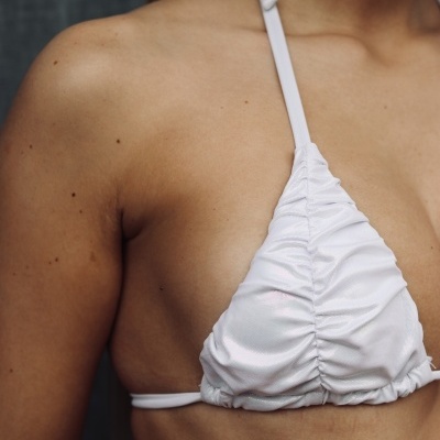 Top de biquíni branco com textura franzida e alças finas