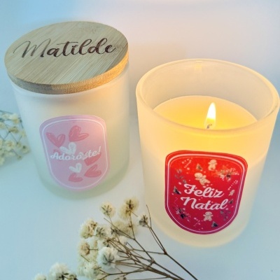 Duas velas decorativas com texto personalizado e flores secas