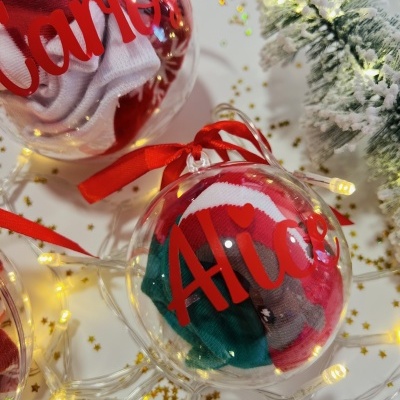 Ornamentos de Natal transparentes com nomes vermelhos e luzes decorativas