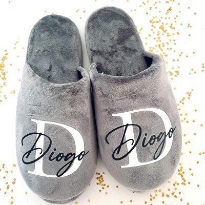 Chinelos cinza felpudos com nome Diogo e confetes dourados no fundo