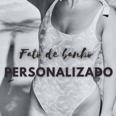Mulher com fato de banho personalizado e padrão camuflado em fotografia a preto e branco