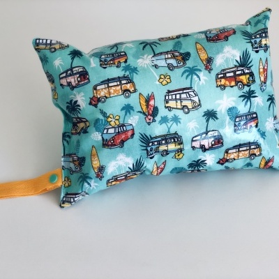 almofada azul com padrão de autocaravanas e alça amarela