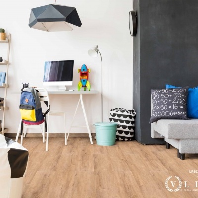 Quarto infantil com mobiliário branco, piso de madeira clara e decoração moderna.